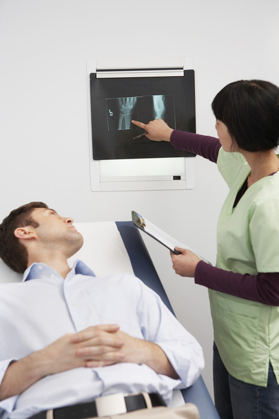 Doctor Explaining The X-ray Report To Male Patient - Zdjęcie, obraz