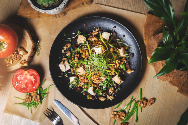 kip en linzen salade met walnoten - Foto, afbeelding