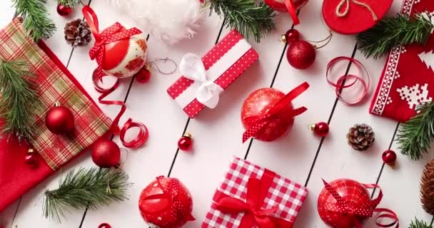 Decoraciones de Navidad cerca de regalos
 - Metraje, vídeo