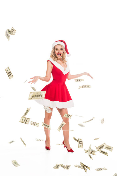 Szczęśliwa dziewczyna santa w Boże Narodzenie kapelusz wyrzucając pieniądze na białym tle - Zdjęcie, obraz