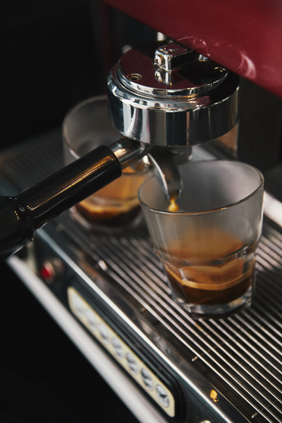 cafetera profesional y dos vasos con espresso
   - Foto, Imagen