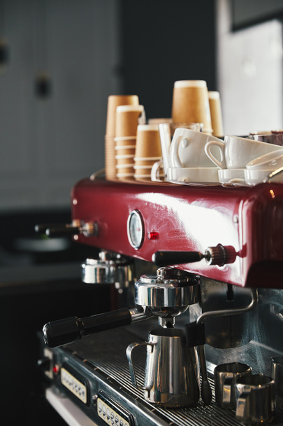 professional coffee machine with mugs and paper cups in coffeehouse - Foto, Imagem