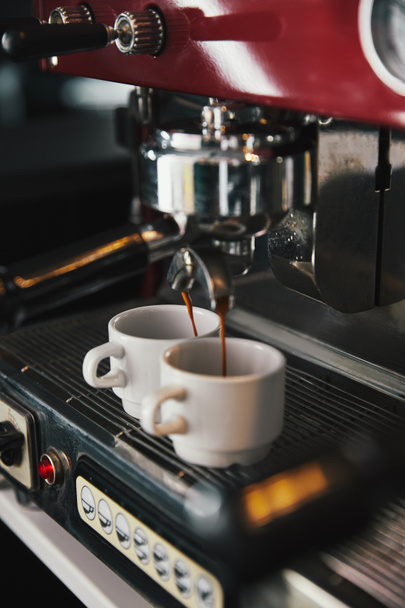 vue rapprochée de la machine à café et deux tasses avec expresso
    - Photo, image