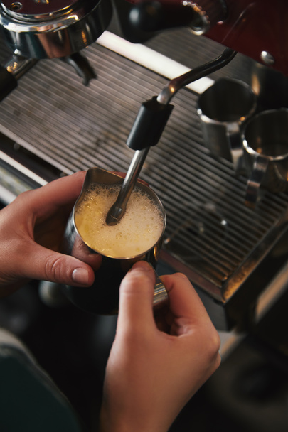 abgeschnittener Schuss Barista bereitet Cappuccino in Kaffeemaschine zu - Foto, Bild