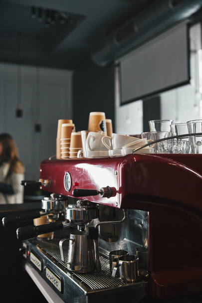 professionele koffiemachine met hulpmiddelen in koffiehuis - Foto, afbeelding