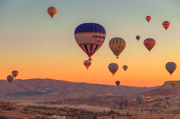 Central Anatolia, Goreme, Turkey - September 22, 2018. Amazing sunrise over Cappadocia. Colorful hot air balloons. - Фото, зображення