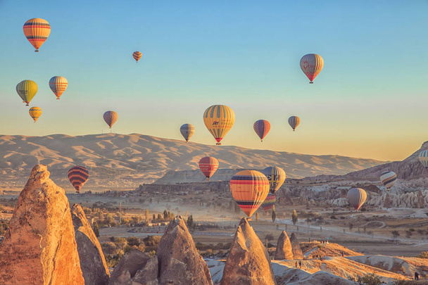 Central Anatolia, Goreme, Turkey - September 22, 2018. Amazing sunrise over Cappadocia. Colorful hot air balloons.  - Fotografie, Obrázek