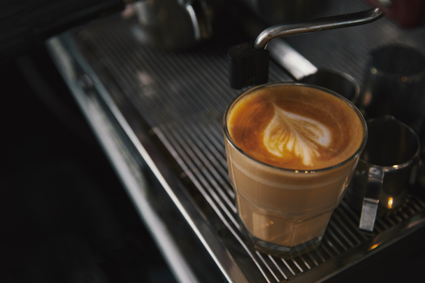üveg csésze cappuccino és kávé gép kiadványról  - Fotó, kép