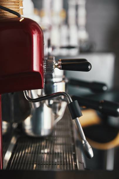 vergrote weergave van professionele koffiemachine in koffiehuis  - Foto, afbeelding