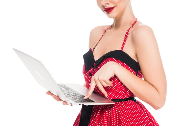 ritagliato colpo di donna in pin up stile abbigliamento con computer portatile isolato su bianco
 - Foto, immagini