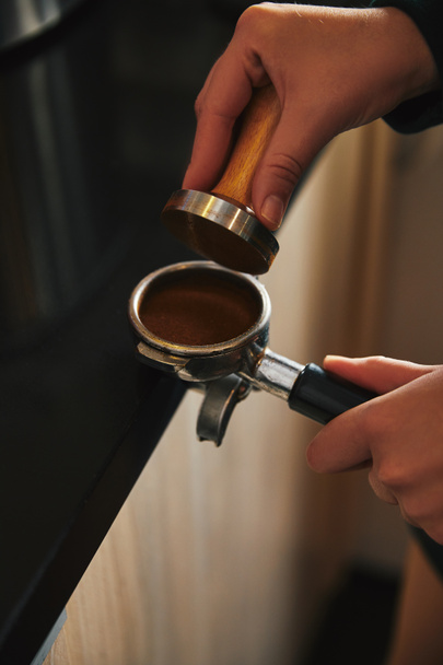 close-up vista parcial de barista preparando café na cafeteira
   - Foto, Imagem
