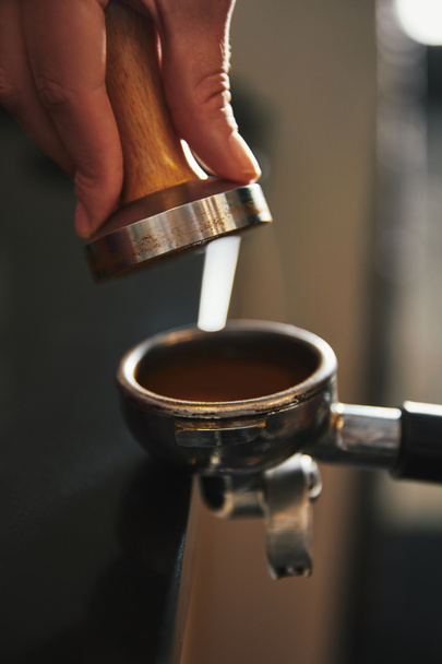 bijgesneden schot van barista koffie in de koffie-/ theevoorzieningen voorbereiden  - Foto, afbeelding