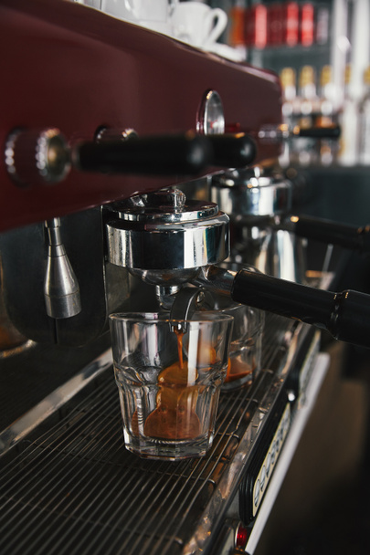 Nahaufnahme einer Kaffeemaschine, die Espresso zubereitet  - Foto, Bild
