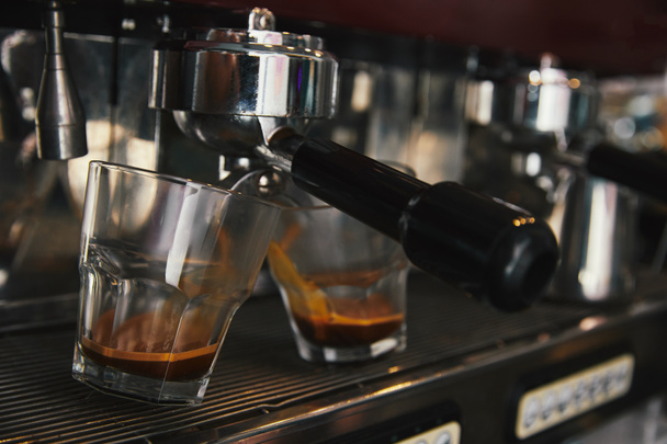 primer plano de la cafetera que prepara el espresso en dos tazas
  - Foto, Imagen