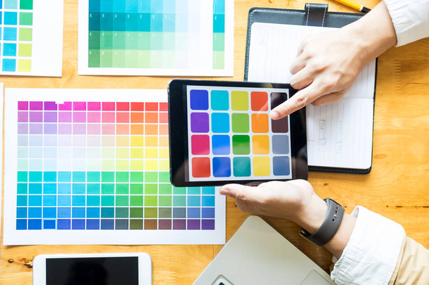 Profesional arquitecto creativo diseño gráfico ocupación elegir el color pantone paleta de muestras para el proyecto en el ordenador de escritorio de la oficina
 - Foto, Imagen