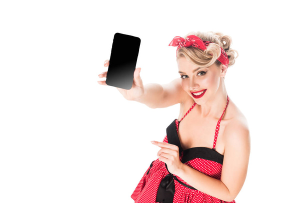 Hochwinkel-Ansicht der schönen Pin-up-Frau zeigt Smartphone mit leerem Bildschirm isoliert auf weiß - Foto, Bild