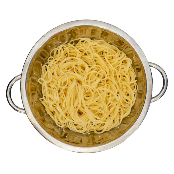 Спагетти в дуршлаге для макарон
 - Фото, изображение