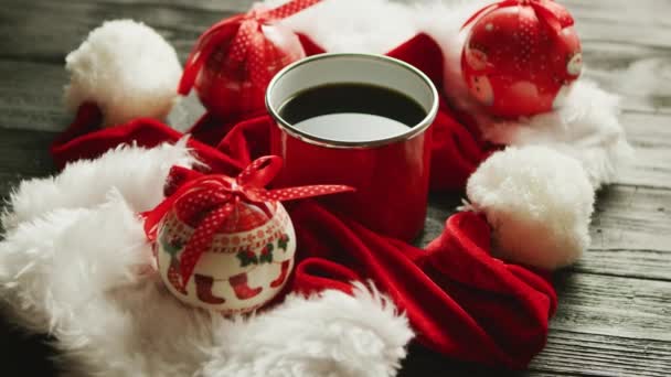 Karácsonyi kalap és baubles körül forró ital - Felvétel, videó