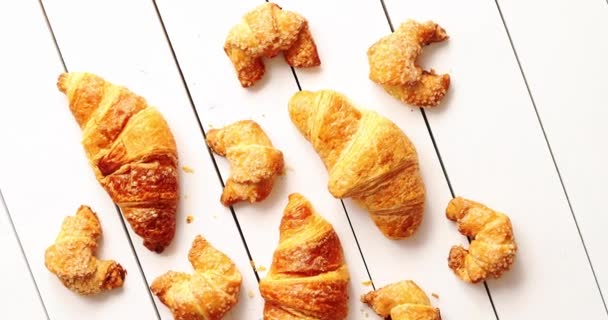 Různé croissanty, ležící na stole  - Záběry, video