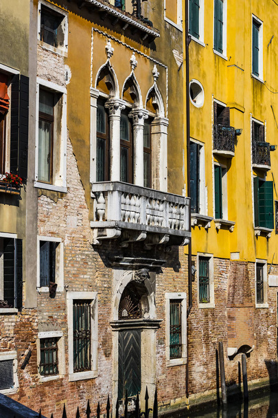 Elements of architecture of houses on the streets of the canals of the city of Venice in Italy. - Foto, immagini