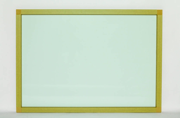 pizarra blanca de colores con marco sobre un fondo blanco
 - Foto, imagen