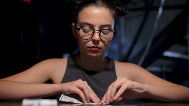 Jovem menina jogando wih notas bancárias pela mesa de jogos
 - Filmagem, Vídeo