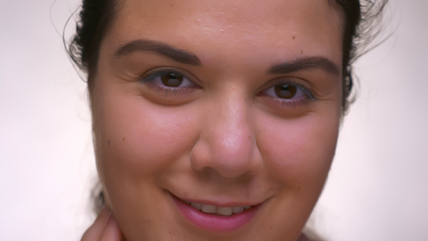 Веселая улыбка грубой кавказской девушки с естественным взглядом и холодным лицом в помещении
 - Кадры, видео