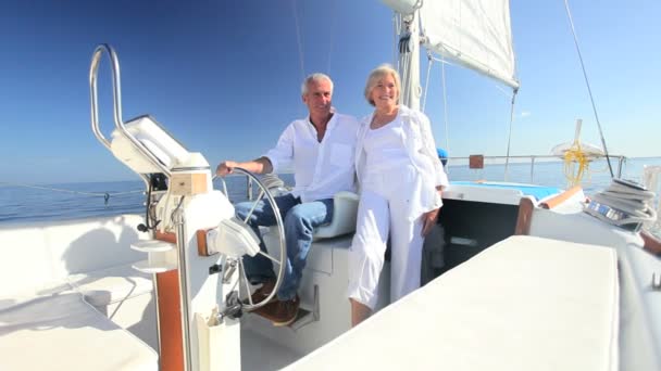 Senioren segeln ihre Luxusjacht - Filmmaterial, Video