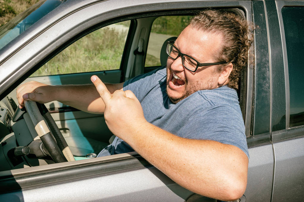 Θυμωμένος λίπος άνθρωπος μέσα στο αυτοκίνητο. Οδικών και stress. Περιστατικό κυκλοφορίας - Φωτογραφία, εικόνα