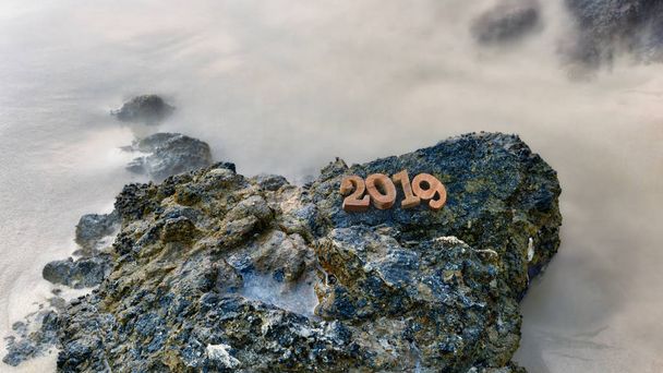 Ahşap numarasına 2019 rock tropikal plaj arka plan, mutlu yeni yıl kavramı üzerinde - Fotoğraf, Görsel