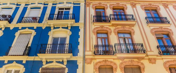 Panorama de coloridos edificios de apartamentos en el barrio de Russafa de Valencia, España
 - Foto, imagen