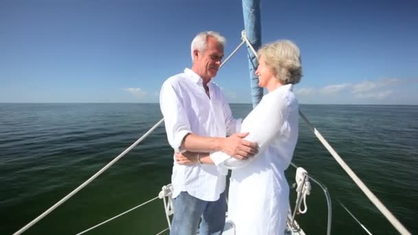Gesunde Senioren an Bord ihrer Jacht - Filmmaterial, Video