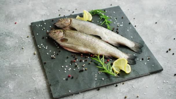 Baharat ve limon pişmemiş balık yalan - Video, Çekim