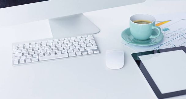 Чашка кофе на рабочем столе
 - Фото, изображение