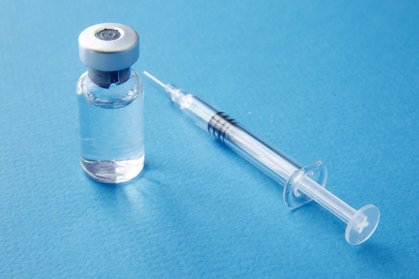 医療用ガラス瓶や予防接種用注射器。液体の薬や治療、研究所、病院や薬局の概念では、インフルエンザのためのワクチン - 写真・画像
