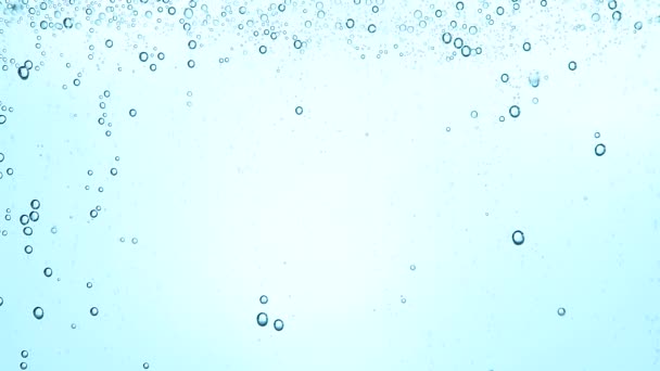 Полный кадр на фоне чистой искровой воды с газом в стекле, низкоугольный вид сбоку, медленное движение
 - Кадры, видео