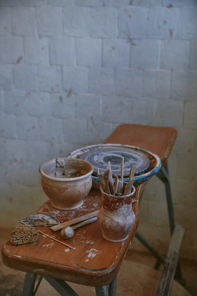 wysoki kąt widzenia narzędzi ceramiki przy stole w studio ceramiki - Zdjęcie, obraz