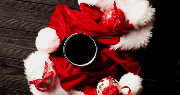 Tasse Kaffee mit Weihnachtsmützen  - Filmmaterial, Video