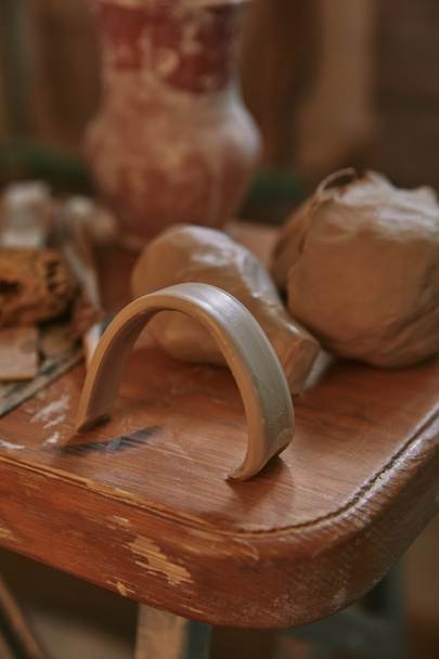 messa a fuoco selettiva di argilla a tavolo di legno in studio di ceramica
 - Foto, immagini