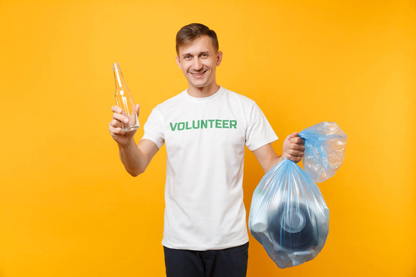 T-shirt gönüllü, çöp adam çanta üzerinde izole sarı arka plan. Gönüllü ücretsiz destek yardım, sadaka grace. Çevre kirliliği sorunu. Doğa çöp çevre koruma kavramı durdurmak - Fotoğraf, Görsel