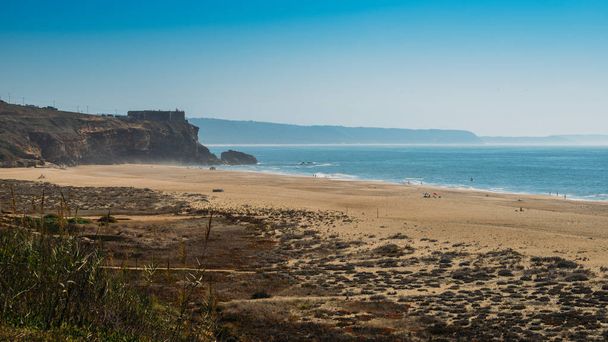 North beach, a híres nagy hullám szörfözés Nazare, Portugália - Fotó, kép
