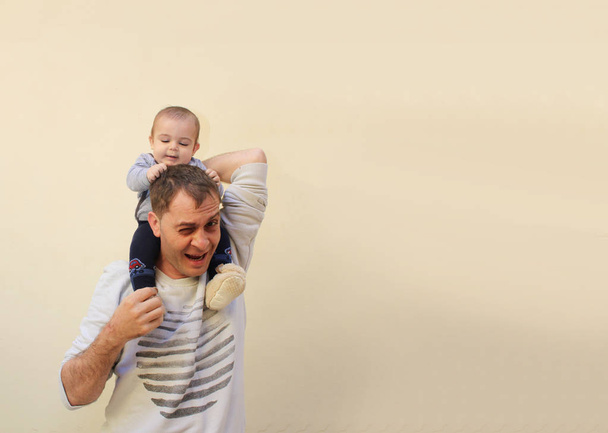 Ο πατέρας και μωρό αγόρι outdours παίζει και κάνει αστεία πρόσωπα - Φωτογραφία, εικόνα