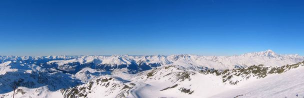 Vista panorámica de los Alpes franceses bajo la nieve con un gran cielo azul
 - Foto, Imagen