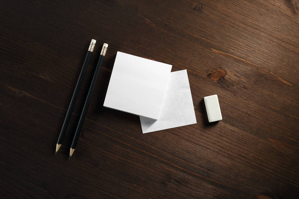 空白の紙のノート、鉛筆や木製のテーブルの上に消しゴム。フラットを置く. - 写真・画像