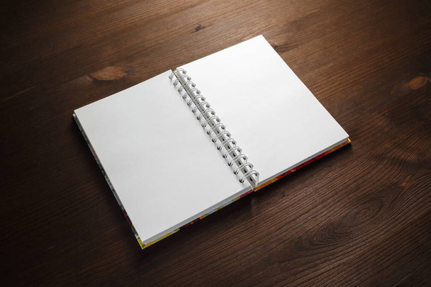 木製のテーブル背景に空白のノートブック。文房具のモックアップ。あなたのデザインを配置するためのテンプレート. - 写真・画像