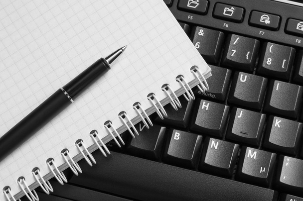 Caderno e caneta no teclado preto
. - Foto, Imagem