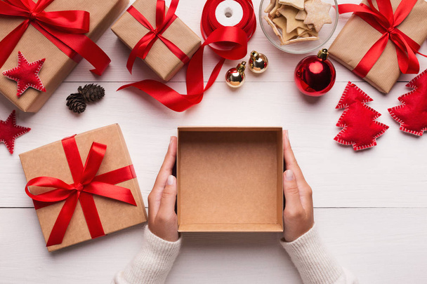 Žena plná pálivých papriček prázdné Vánoční dárková krabička - Fotografie, Obrázek