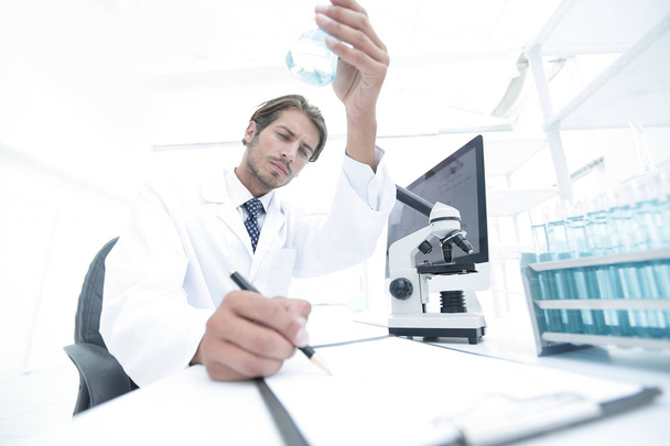 scientist analyzing an experiment in a laboratory - Foto, Bild