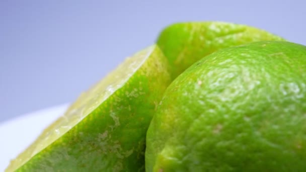 Čerstvý zelený citron se pomalu otáčí ve studiu s detaily. - Záběry, video