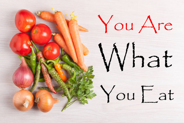 Você é o que você come texto e grupo vegetables.Diet, conceito de estilo de vida saudável
. - Foto, Imagem
